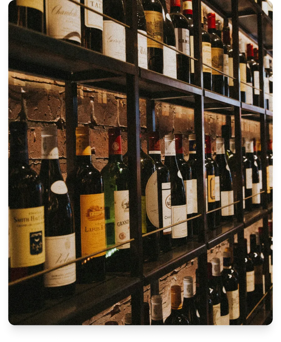 Botellas de vino en bodega