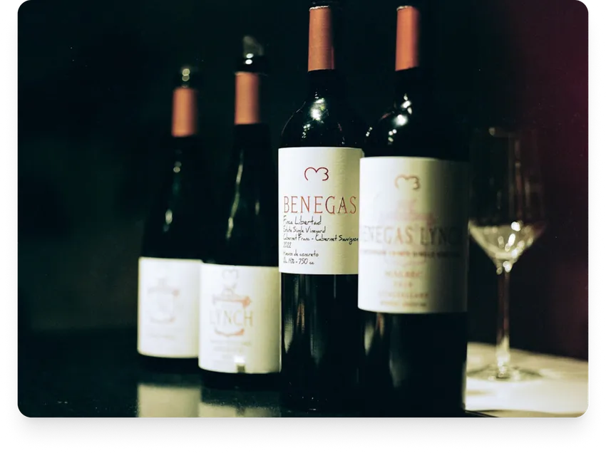 Botellas de vino con etiqueta