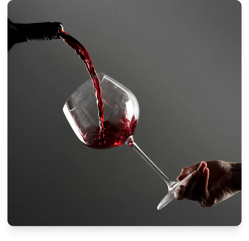 Sirviendo una copa de vino tinto